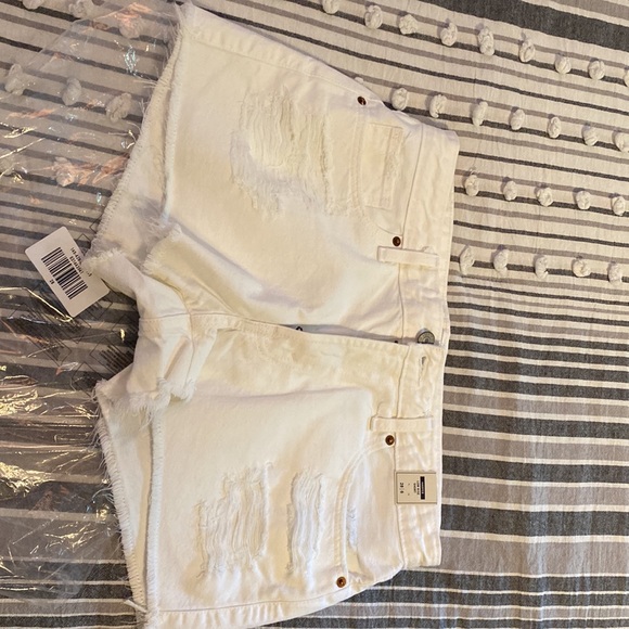 Brand new white denim Abercrombie shorts - Picture 2 of 3